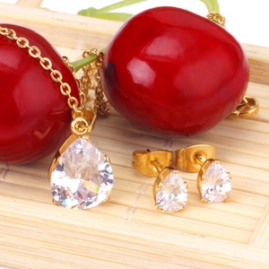 Venta al por Mayor de Conjuntos de Joyería de Acero Inoxidable con Colgante de Concha Negra, Aretes y Collar para Novia - Product Image 5