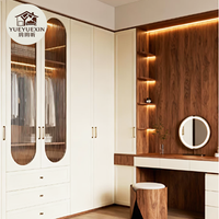 Ensemble de meuble-lavabo crème pleine hauteur avec poignées dorées et commode de toilette en noyer pour projets de suites de chambre modernes et luxueuses