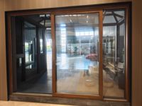 Puerta Corredera de Madera Maciza y Aluminio Compuesto con Aislamiento Térmico y Doble Acristalamiento para Balcón, Patio o Terraza de Villa