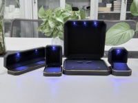 Boîte à bijoux LED noire octogonale à bord doré en gros, boîte à bijoux LED noire pour la vente au détail, boîte à bijoux LED noire octogonale à bord doré en stock