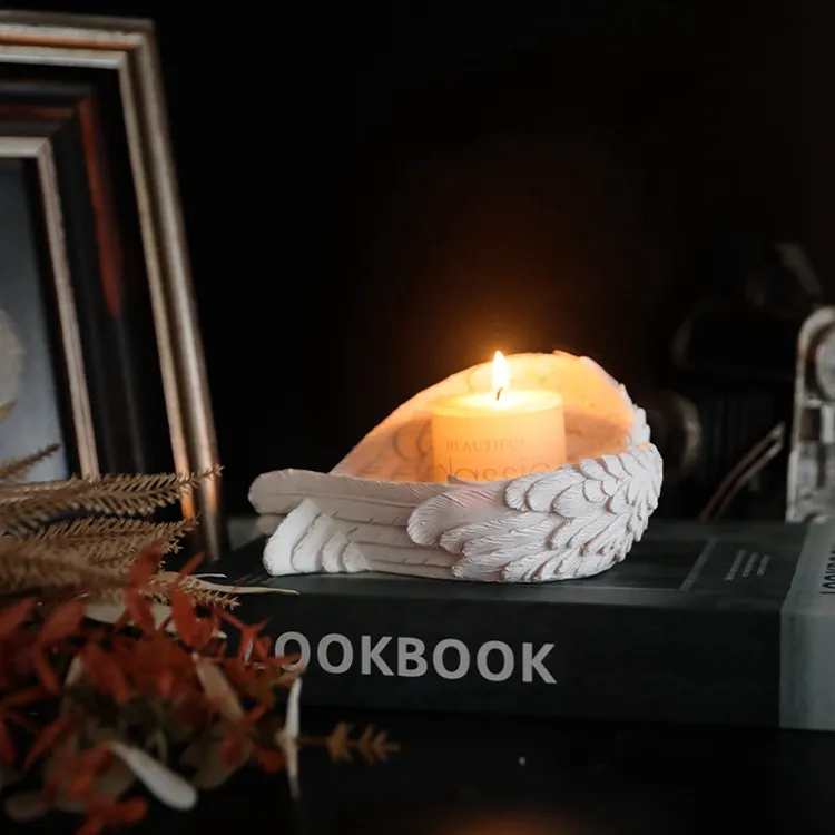 家のための純粋な白い樹脂キャンドルホルダーはキャンドルホルダーのためのポリレジン装飾的な天使の翼を飾る