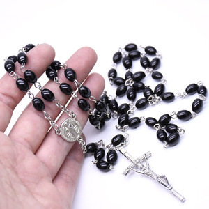 <span class=keywords><strong>Collana</strong></span> <span class=keywords><strong>Rosario</strong></span> Cattolico con Crocifisso, Perle Ovali Bianche e Nere Fatte a Mano, per Matrimoni e Cerimonie Religiose - Product Image 5