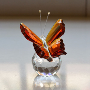 Fermacarte di figurine di farfalle volanti di ornamenti di cristallo variopinti all'ingrosso per bomboniere e ornamenti per la casa - Product Image 6