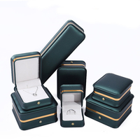Élégante boîte à bijoux en cuir vert foncé avec logo personnalisé, finition dorée, fermeture à pression, doublure blanche, rangement pour bagues et colliers