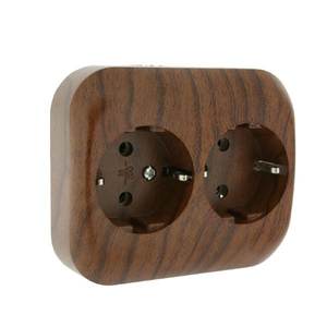 Doppio interruttore a incasso in legno con connessione Schuko, ideale per installazioni elettriche e decorazione d'interni. - Product Image 1