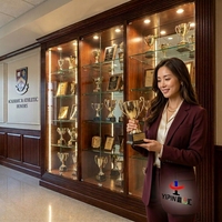 Vitrine murale personnalisée en bois pour trophées et récompenses, avec étagères en verre, pour salle scolaire