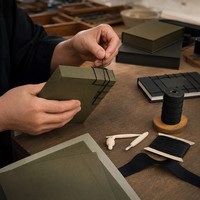 Boîte cadeau rigide de style livre personnalisée avec doublure en velours noir, emballage de luxe pour le thé et les cosmétiques