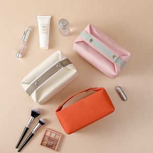 Pochette Cosmetica da Viaggio Leggera in Tela Rosa Portatile con Logo Personalizzato, Organizer per Trucchi e Articoli da Toilette - Product Image 3