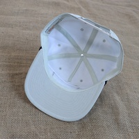 Topi Kasual Olahraga Putih dengan Logo Patch Tenun Kustom, 5 Panel, Pinggiran Datar, Tali Hitam, dan Penutup Snapback Poliester
