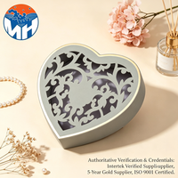 Boîte cadeau en forme de cœur avec logo estampé or, design ajouré, pour bijoux et rangement, fabriquée en carton couché