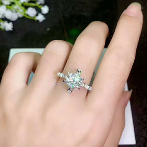 Anello di Diamanti F201 con Taglio Brillante Rotondo, Gioiello Classico da Donna per Fidanzamento con Diamanti Laterali - Product Image 6