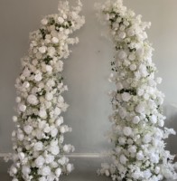 J-H057 Großhandel Hornförmiger Blumenbogen Weiß-Blau Seidenrosen Hochzeitszeremonie Künstlicher Blumenbogen Hintergrund Hornförmiger Blumenbogen