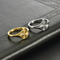 Exklusiver Damenring aus 18K Gold mit rundem Sonnendesign und Titanstreifen, dekorativer Schmuckring, erhältlich für den Großhandel auf Lager.