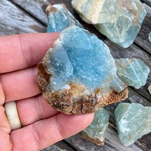 Ornements en pierres précieuses brutes CrystalHola bleues de haute qualité, tendance mode pour une décoration intérieure unique et des fêtes - Product Image 2