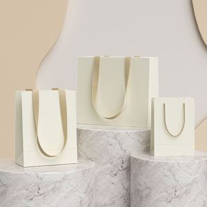 Sac d'emballage pour vêtements de luxe personnalisé, sac en papier kraft blanc avec poignées, sacs d'emballage en papier durables pour le shopping, machine à fabriquer des sacs en papier - Product Image 2