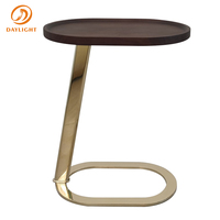 Table d'appoint moderne en fer à deux styles, plateau en bois, finition laiton brossé, usage polyvalent, accessoire pour la maison, la cuisine, le salon