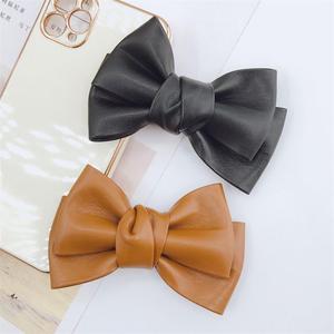Venta al por mayor de cuero de imitación para mascotas Bowtie <span class=keywords><strong>Collar</strong></span> para perros y gatos con elegante accesorio de pajarita - Product Image 1