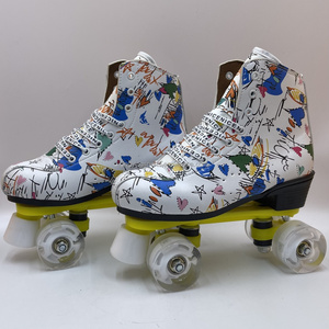 Patines de <span class=keywords><strong>Ruedas</strong></span> Dobles para Adultos y Niños de Alta Gama con Diseño Graffiti, <span class=keywords><strong>Ruedas</strong></span> de PU Brillantes, Carcasa de PVC, Gran Éxito de Ventas Transfronterizo JingYing Z3 - Product Image 1