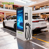 Écran publicitaire extérieur 55 pouces 2500 nits avec station de charge DC, CMS basé sur le cloud et diffusion vidéo sur téléphone mobile