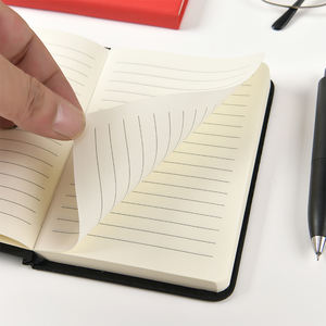 دفتر ملاحظات حلزوني بغلاف مقوى بحجم A6/A5 مع شريط من جلد البولي يوريثان وشعار قابل للتخصيص، مع جيب داخلي أسود محايد وحامل قلم - Product Image 3