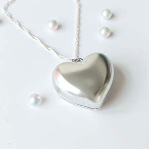 Palette de maquillage vide tendance en forme de cœur argenté métallique avec miroir, mini étui à baume à lèvres en aluminium, breloque porte-clés en forme de cœur - Product Image 2