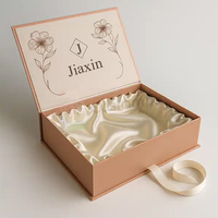 Boîte cadeau magnétique de luxe avec logo personnalisé et doublure en satin à l'intérieur