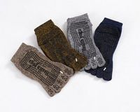 Vente en gros de chaussettes de yoga de fitness respirantes noires en coton avec logo personnalisé Chaussettes antidérapantes à cinq orteils pour hommes