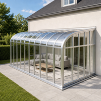 Véranda mobile fixée au mur d'angle avec panneaux de verre coulissants, toit incliné courbé, structure en aluminium pour terrasse et balcon