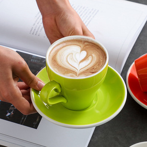 Vente en gros <span class=keywords><strong>de</strong></span> tasses à latte en céramique en forme <span class=keywords><strong>de</strong></span> tulipe <span class=keywords><strong>de</strong></span> 350 ml avec soucoupe, logo personnalisé, tasse à cappuccino en porcelaine pour les fournitures des baristas des cafés - Product Image 4