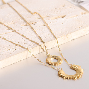 Collier double couche plaqué or 18 carats avec pendentif soleil et lune, design géométrique, pour usage quotidien, bijou cadeau - Product Image 2
