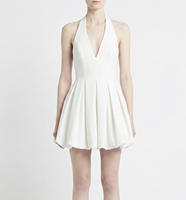 Robe mini élégante blanche à col halter, décolleté plongeant en V, sans manches, coupe trapèze, avec ourlet bouffant, idéale pour les cocktails et les fêtes nuptiales