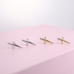 Bijoux fantaisie personnalisés <span class=keywords><strong>en</strong></span> argent sterling 925 Plaqué <span class=keywords><strong>or</strong></span> 18 carats <span class=keywords><strong>Piercing</strong></span> <span class=keywords><strong>Blanc</strong></span> Noir CZ Zircon Poignard Épée Boucles d'oreilles pour femmes - Product Image 3