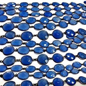 Calcedoine bleue 12-16 mm, chaîne de connecteurs facettés en forme de briolette, vendue au mètre - Product Image 1