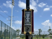 Niveleur laser à double mât pour terrains de sport, haute précision pour le nivellement des terrains de football et de rugby, prix de dépôt