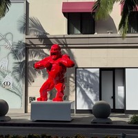 Statue géante en résine de gorille rouge, sculpture du personnage King Kong pour la décoration commerciale intérieure et extérieure