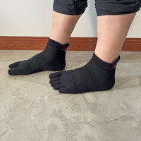 Chaussettes de course personnalisables à cinq doigts pour le fitness et le sport Vente en gros Jeunes Chaussettes noires de yoga à 5 orteils Conception athlétique pour hommes