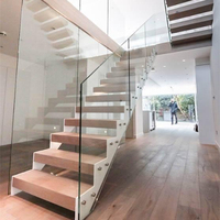 Appartement duplex populaire avec escalier en zigzag et marches en bois massif