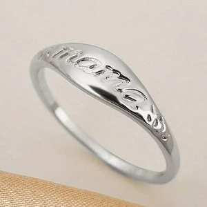 Anillo H243 Mama, Oro Sólido de 18K, Joyería Clásica para Mujer, Diseño con Letra Grabada - Product Image 3