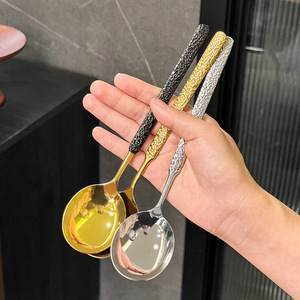 ช้อนสแตนเลส Jin Hui 304 ทรงกลม ด้ามยาว ลายตอก ดีไซน์สวยงาม สำหรับใช้ในครัวเรือน สีทองดำสองสี - Product Image 4