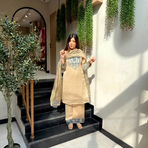 Kurta, Pantuwa et Châle Traditionnels Indiens et Pakistanais pour Femme en Georgette Gaufrée Beige, Séchage Rapide, Toutes Saisons, Tenue de Fête et de Mariage - Product Image 1