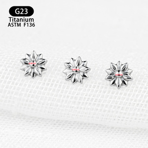 ต่างหูไทเทเนียมรูปดอกไม้ยูนิค G23 ASTM F136 ขนาด 5.3 มม. เกลียวภายนอกสำหรับเจาะหู - Product Image 3