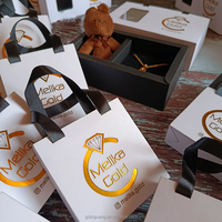 Boîte cadeau de luxe blanche pour bijoux, personnalisée avec estampage à chaud doré et ruban satiné, idéale pour les bijouteries.