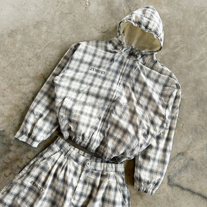 Fabricant de vêtements sur mesure : Ensemble de survêtement à imprimé écossais, veste coupe-vent zippée et short en nylon - Product Image 1