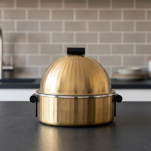 Casserole ronde en acier inoxydable avec couvercle en dôme, design minimaliste en métal poli, durable pour les cuisinières à gaz et à induction - Product Image 4