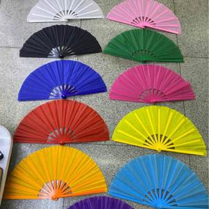 Éventails pliants à manivelle de 33 cm (13 pouces) en polyester et plastique, blancs et noirs, à motifs de Noël peints à la main - Product Image 6