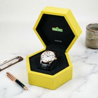 Boîte à montre hexagonale en bois recouverte de feutre jaune, doublure en velours noir, logo personnalisé, boîte de rangement pour montre, pour l'emballage et la présentation des montres