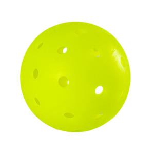 Pelotas de pickleball Soft Touch de 26 orificios para interiores, de plástico blanco, bajo nivel de ruido, rendimiento consistente, para escuelas y clubes profesionales. - Product Image 1