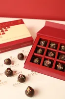 Truffes faites à la main personnalisées chocolat faveurs assortis chocolats noirs au lait bonbons UV avantage feuille papier carton boîte d'emballage