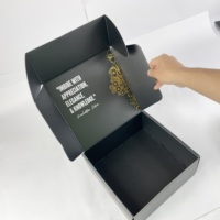 Boîte d'expédition personnalisée en carton ondulé noir mat écologique avec intérieur doré, pelliculage mat, emballage réutilisable de qualité supérieure, découpée sur mesure