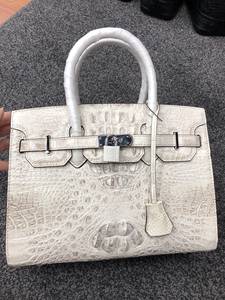 Sac à main de luxe en cuir de crocodile blanc exotique - Sac fourre-tout sophistiqué à poignée circulaire pour femmes, sac de bureau haut de gamme - Product Image 1